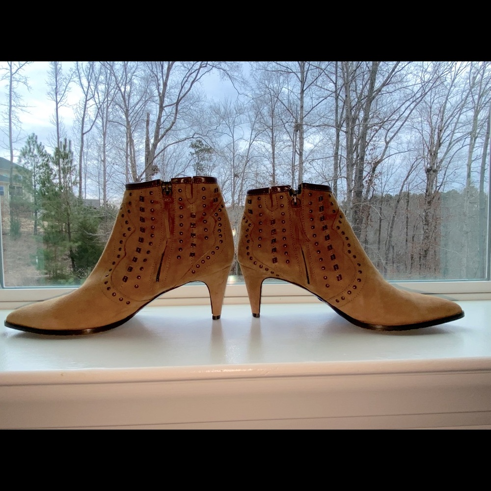 BEAUTIFUL Valentina Rangoni suede heeled booties!